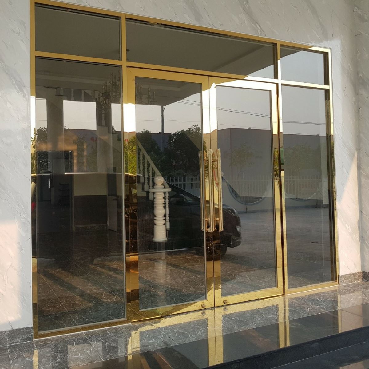 Những Điều Có Thể Bạn Chưa Biết Về Cửa Inox Mạ Vàng