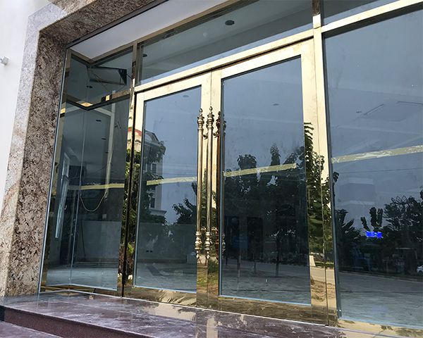 Mẫu Cửa chính inox mạ vàng