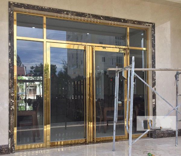 Mẫu Cửa chính inox mạ vàng