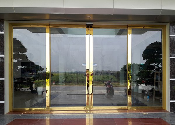 Mẫu Cửa chính inox mạ vàng