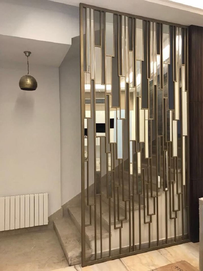Mẫu vách ngăn cầu thang bằng inox mạ vàng đẹp tại Hà Nội