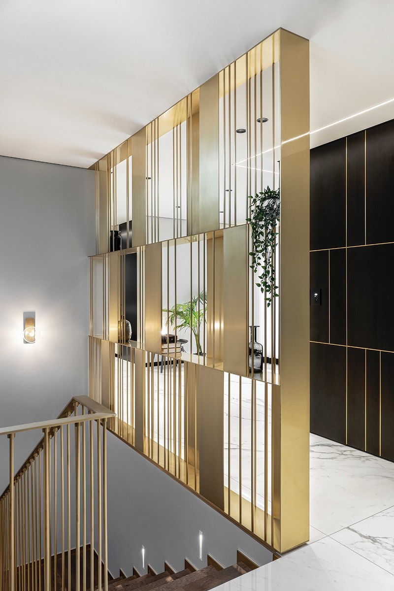 Mẫu vách ngăn cầu thang bằng inox mạ vàng đẹp tại Hà Nội