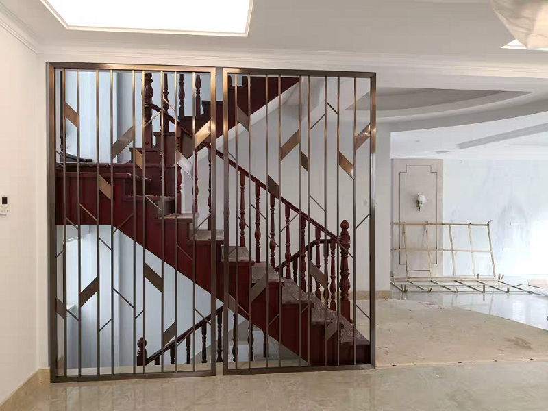 Mẫu vách ngăn cầu thang bằng inox mạ vàng đẹp tại Hà Nội