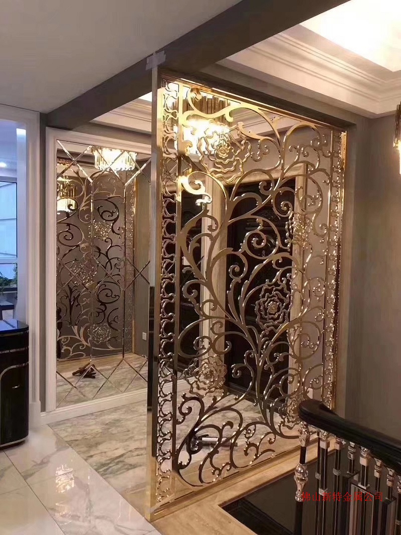 Mẫu vách ngăn cầu thang bằng inox mạ vàng đẹp tại Hà Nội